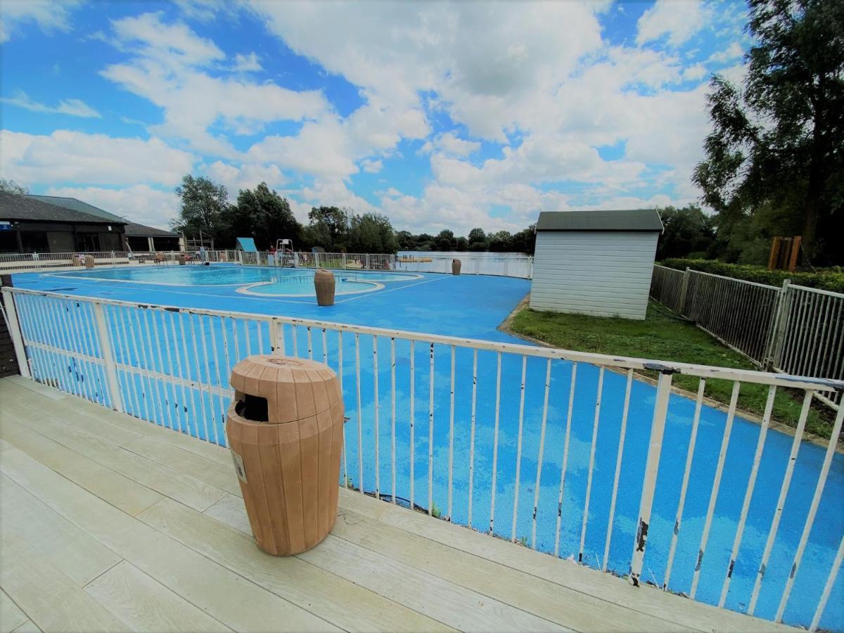 Villa Lilly Pad South Cerney Exterior foto